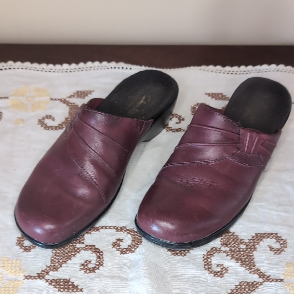 Sz 7.5 Clarks Bendables Maroon Leather Slip-On Mules